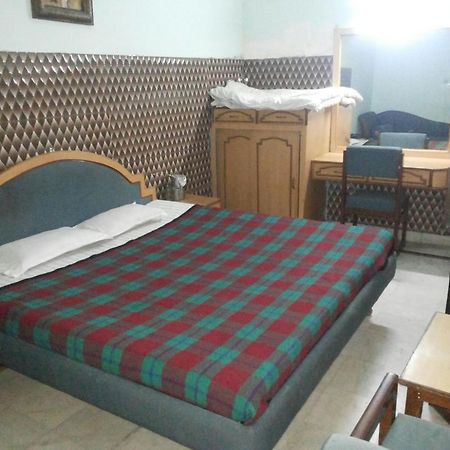 Hotel Saurab Dehradun Dış mekan fotoğraf