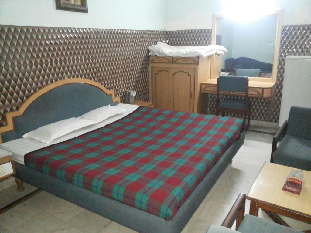 Hotel Saurab Dehradun Dış mekan fotoğraf