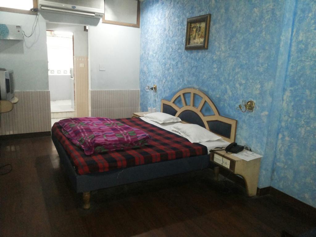 Hotel Saurab Dehradun Dış mekan fotoğraf