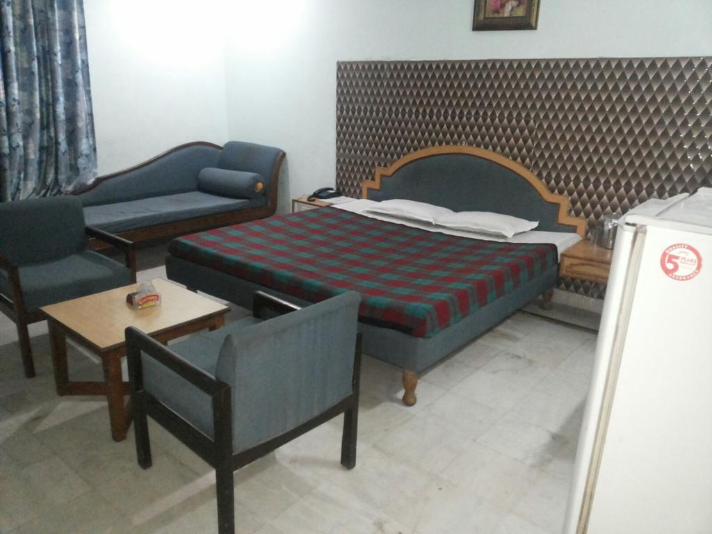Hotel Saurab Dehradun Dış mekan fotoğraf