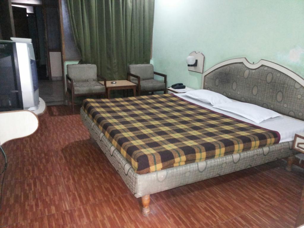 Hotel Saurab Dehradun Dış mekan fotoğraf